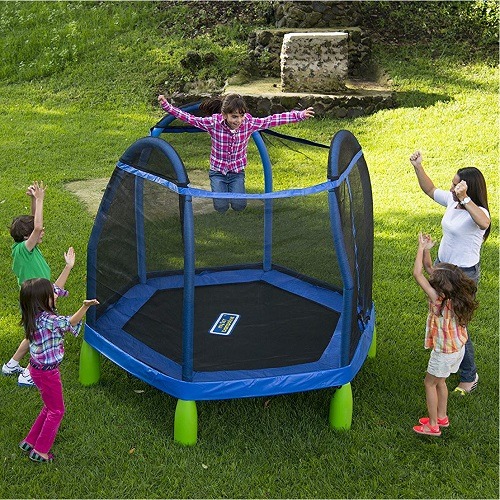 7ft Trampoline With Enclosure